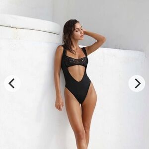 Thaikila Luziana One piece black M/L like new